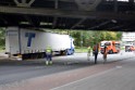 LKW blieb unter Bruecke haengen Koeln Ehrenfeld Innere Kanalstr Hornstr P340